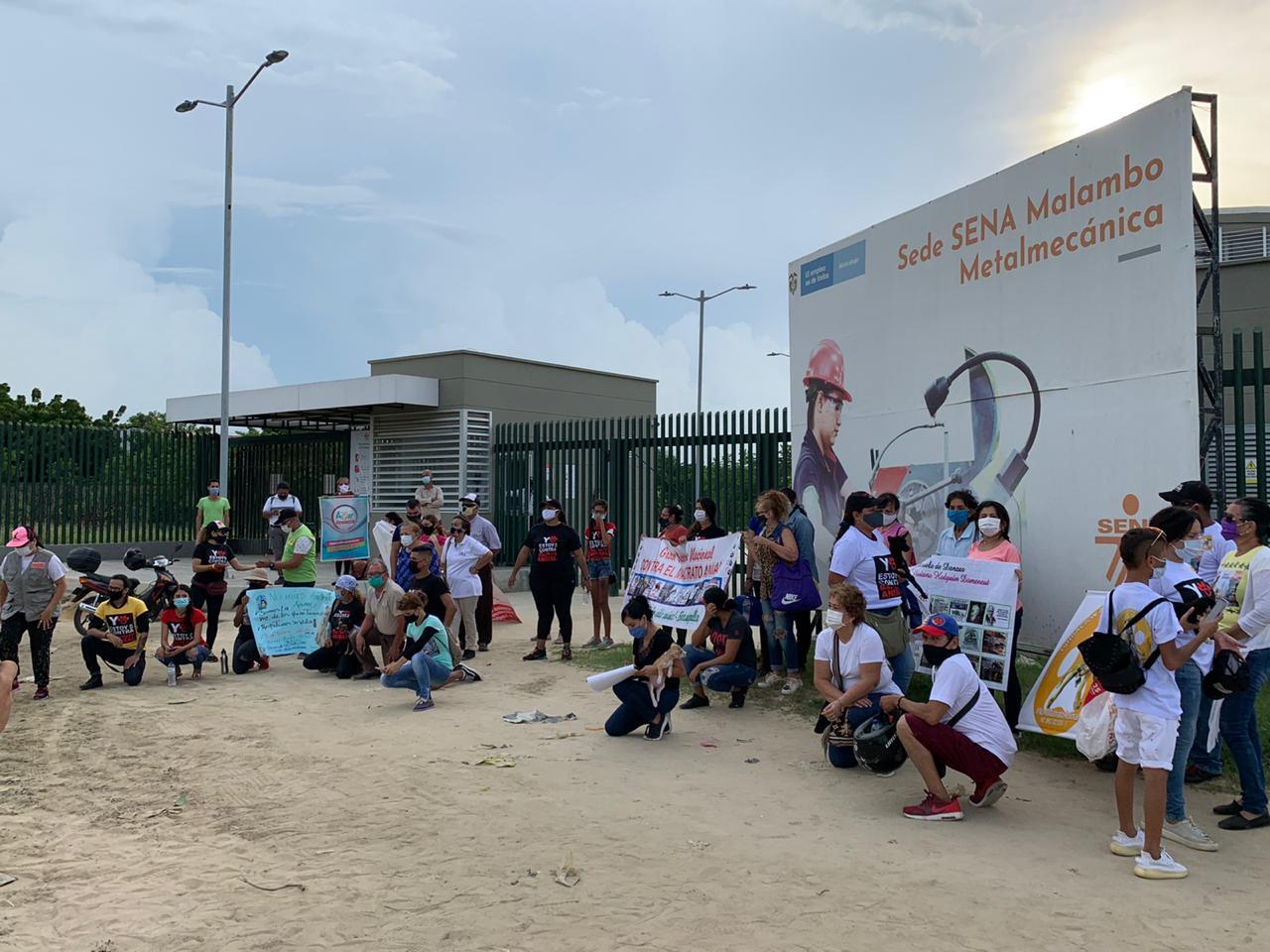 Plantón de animalistas en la sede del Sena en Malambo.