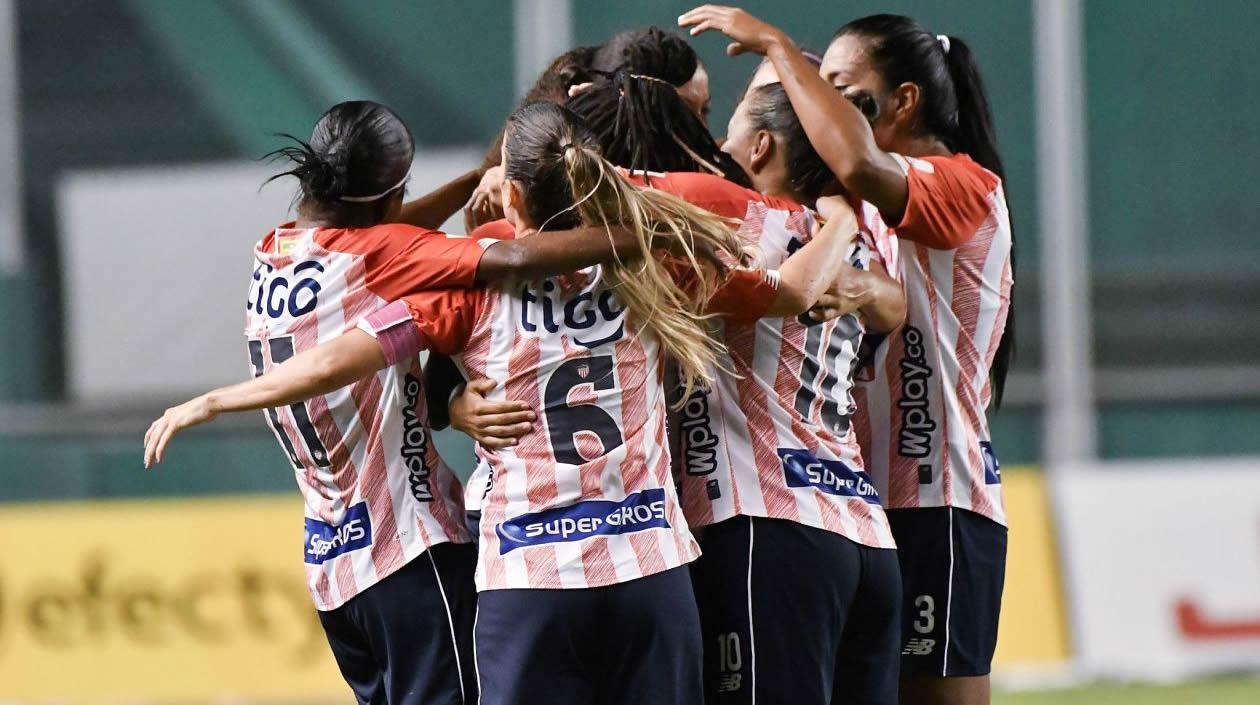 Las Tiburonas celebran el primer gol de la temporada. 