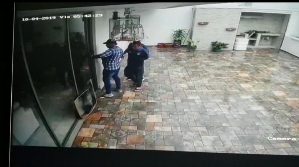 Momento en que 'Los grillos' entraban en una vivienda a saquearla. 