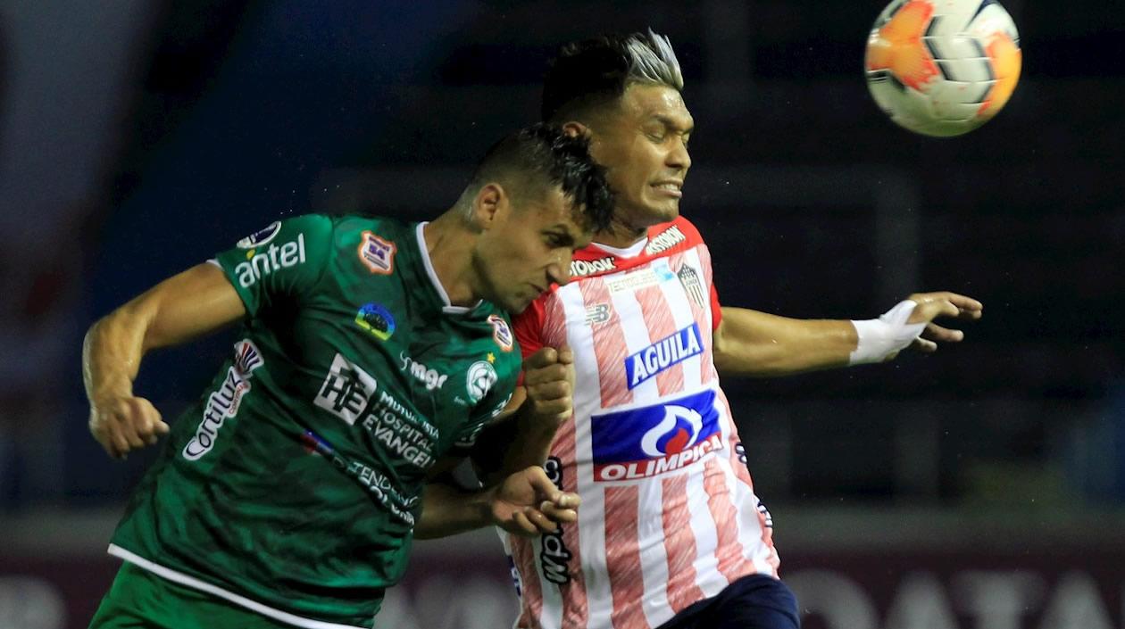 Teófilo Gutiérrez disputando el balón en juego aéreo.