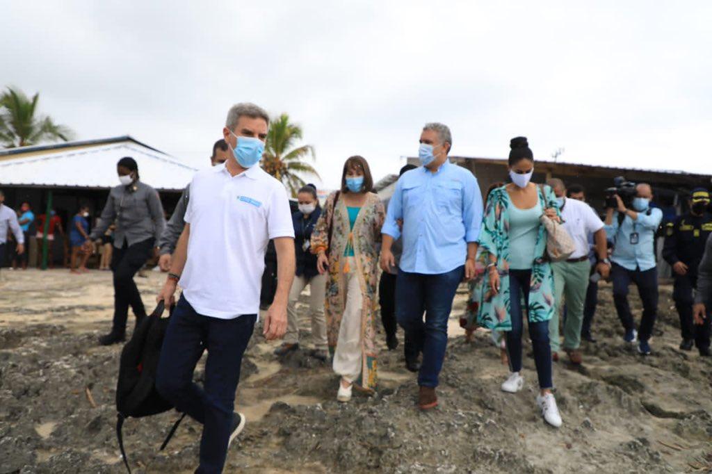 El ministro de Ambiente, Carlos Correa; la ministra del Interior, Alicia Arango, y el Presidente Duque recorren San Andrés.