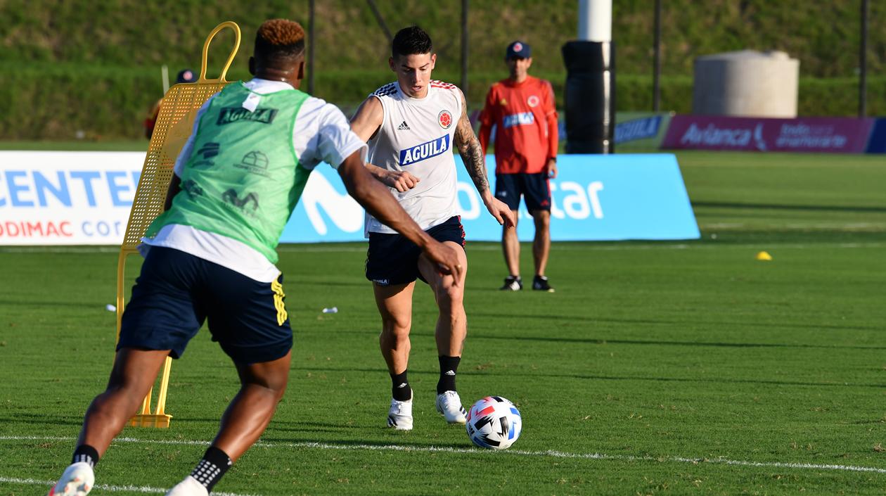 James Rodríguez liderando el entrenamiento.