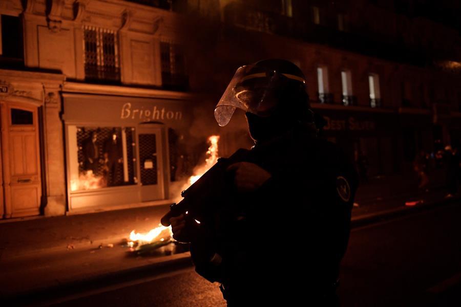 Policías durante los disturbios.