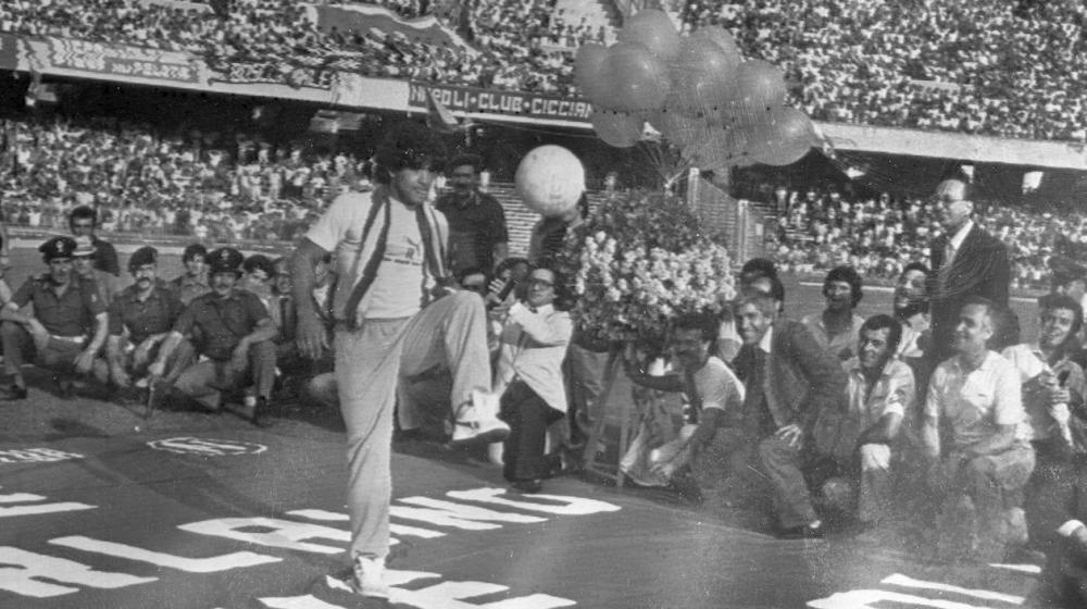 Diego Maradona, en su presentación con el Nápoles.