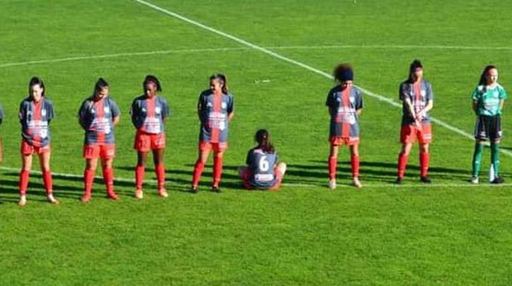 Paula Dapena, de espalda y sentada ante homenaje a Maradona