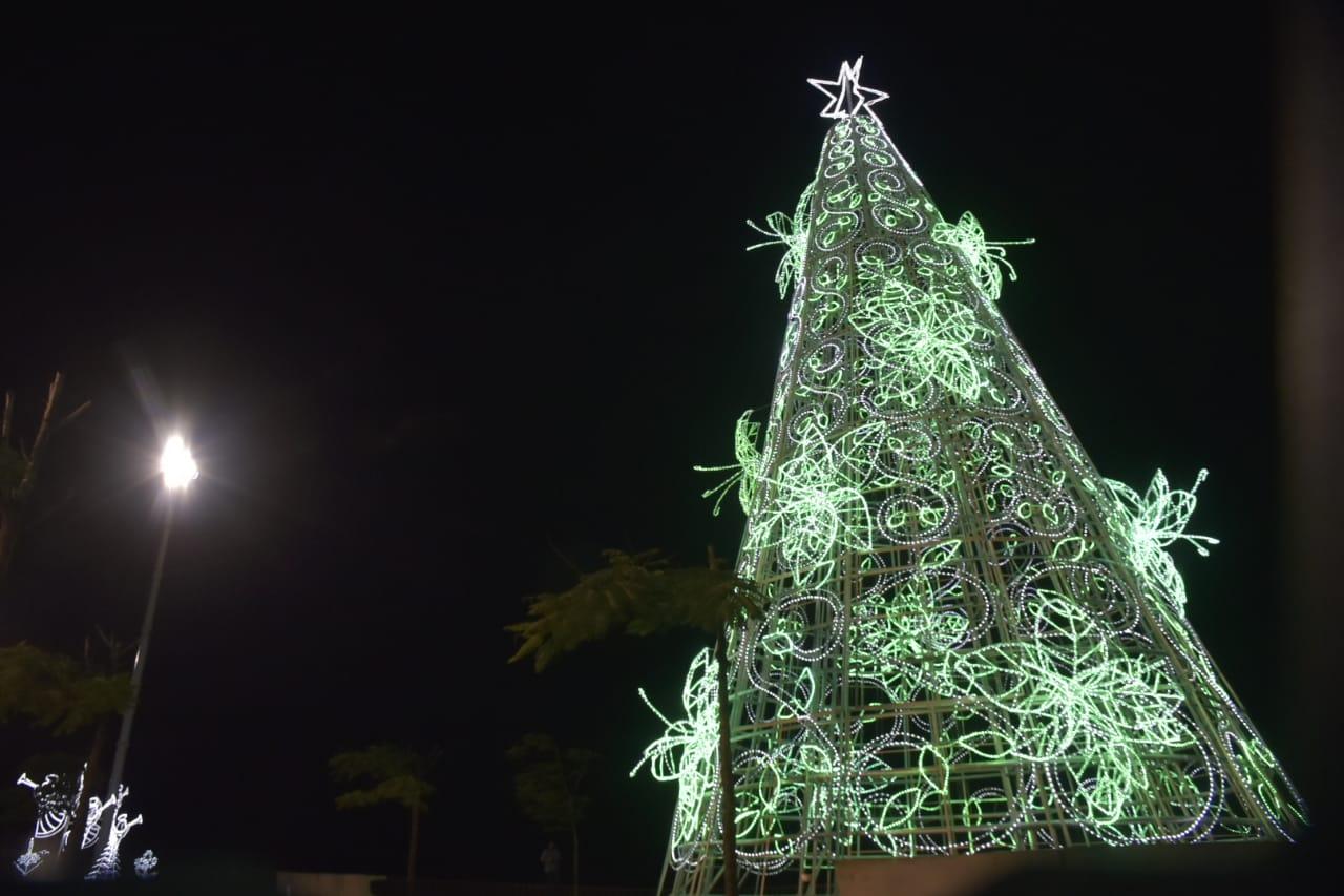 Árbol navideño gigantesco.