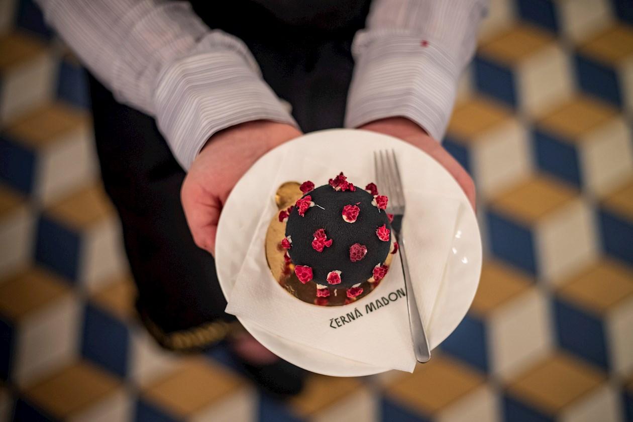 Covidník es combinación de la mejor crema de pistacho con frambuesas, envuelta en una cáscara de chocolate.