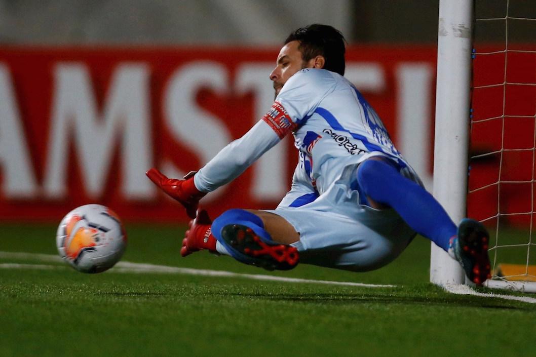 Sebastián Viera atajando el cobro desde el punto penal a Nicolás Stefanelli.