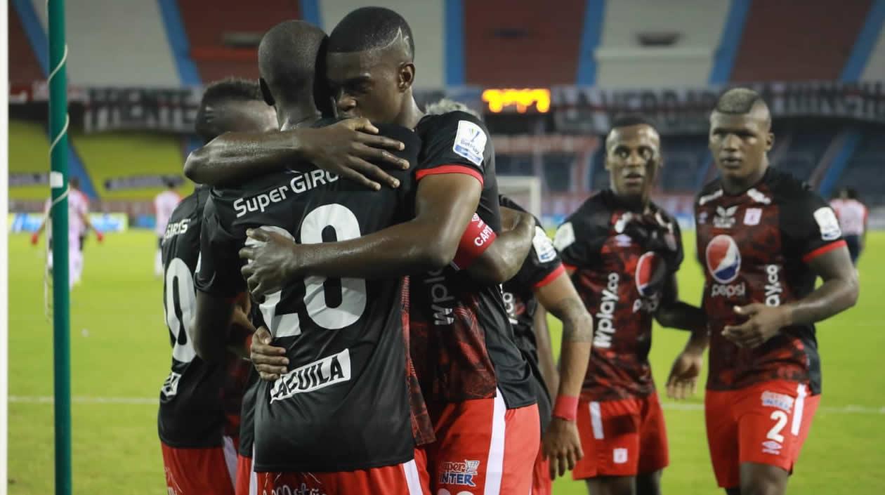 Jugadores del América celebrando en el Metropolitano de Barranquilla.
