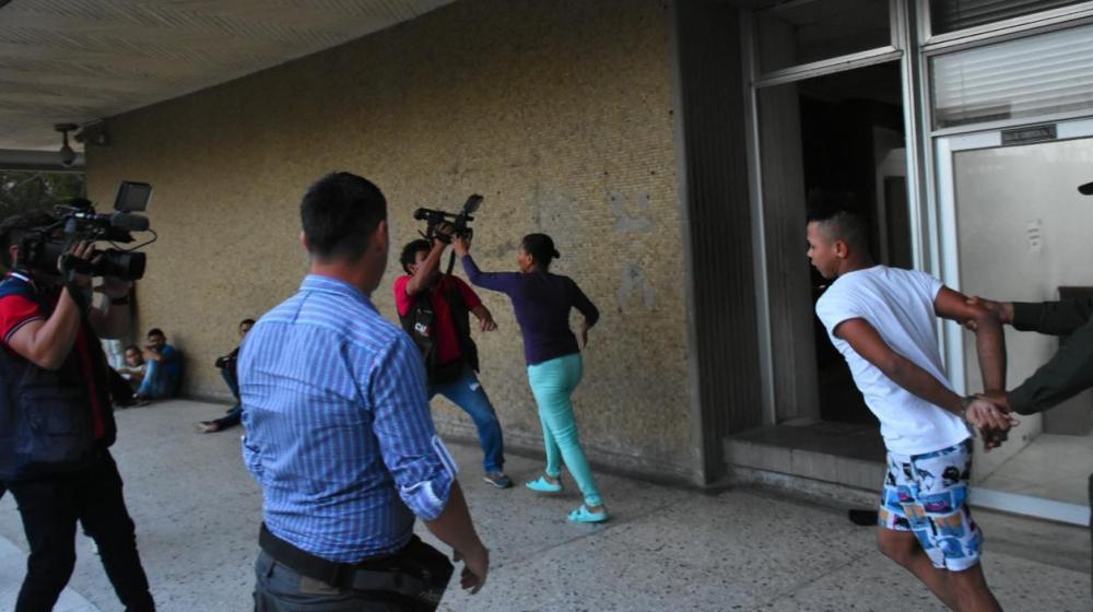 Momento en que la mamá de alias 'Pupileto' agrede al camarógrafo.