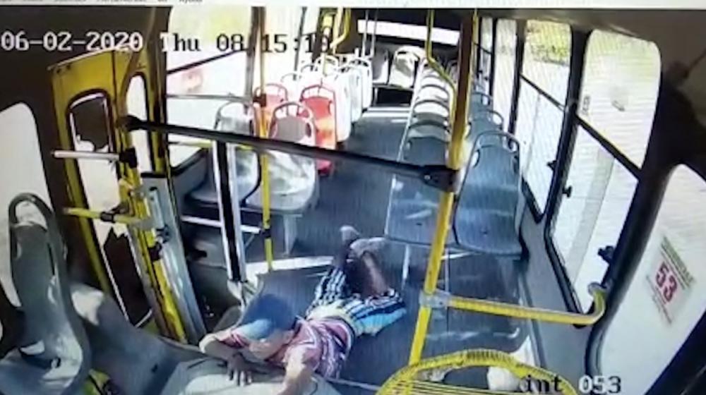 Ladrón dentro de bus.