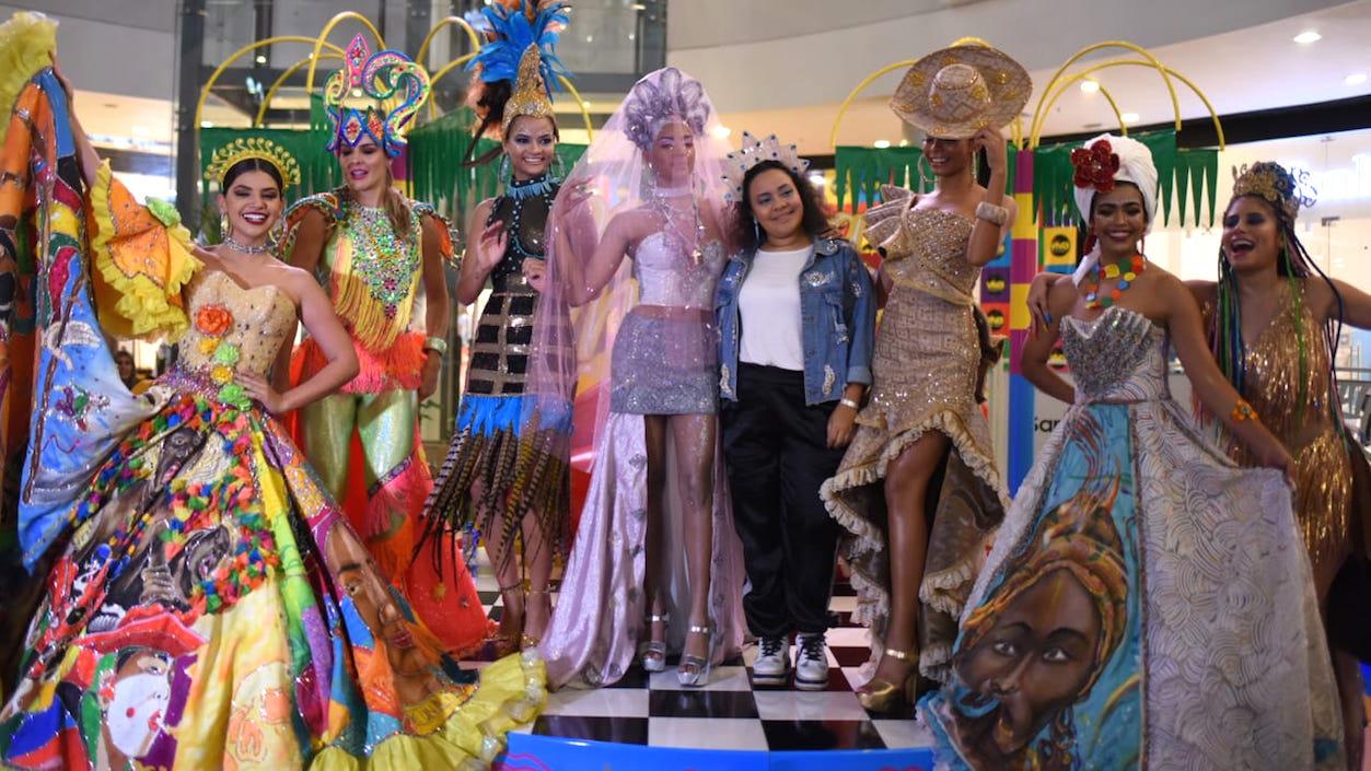 La diseñadora May Pájaro junto a sus modelos.