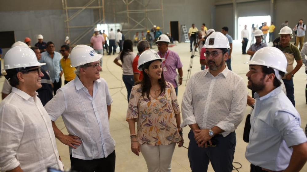 Recorrido de las autoridades en el Pabellón de Cristal.