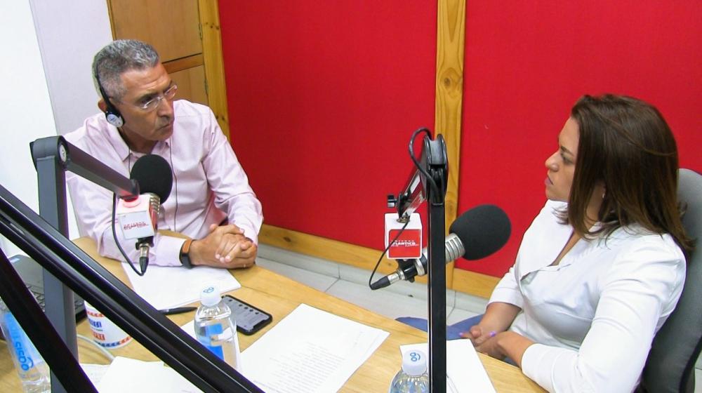 El periodista Jorge Cura y la Superintendente de Servicios, Natasha Avendaño.