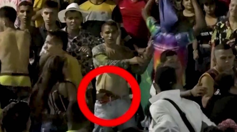 Un participante, en Siete Bocas, portando lo que todos aseguran que era un arma de fuego.