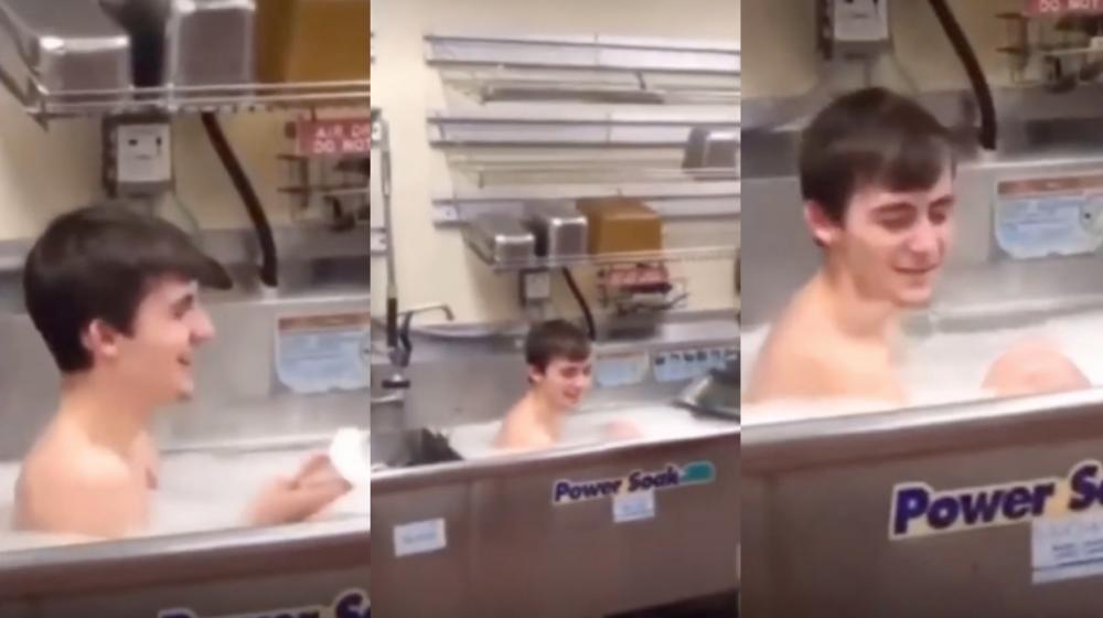 Empleado bañándose en lavaplatos de restaurante.