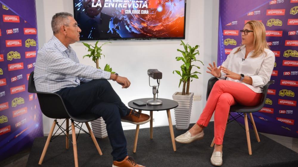 El periodista Jorge Cura entrevista a la médica Alma Solano, secretaria de Salud del Atlántico.