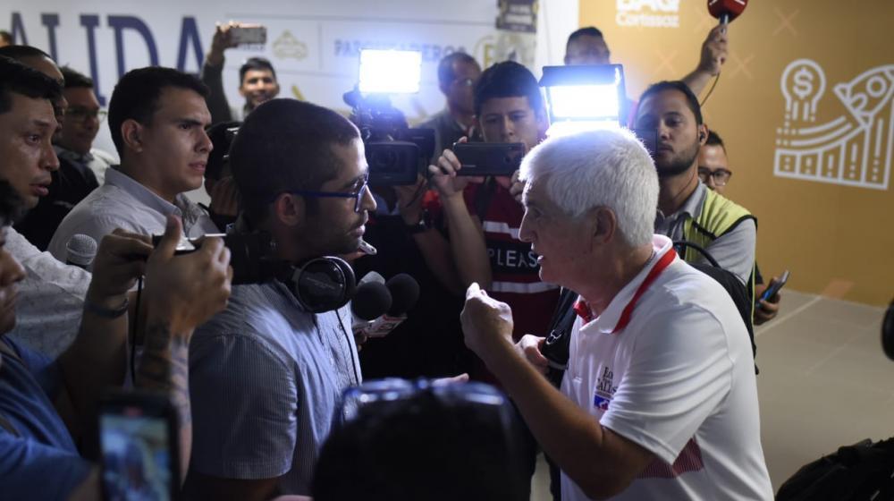 Julio Comesaña se enfrenta con un periodista. 