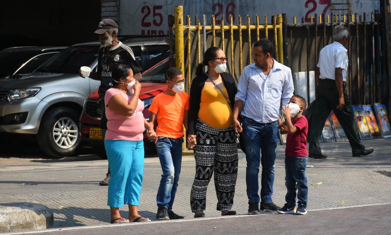 Familia unida, protegida con tapabocas.