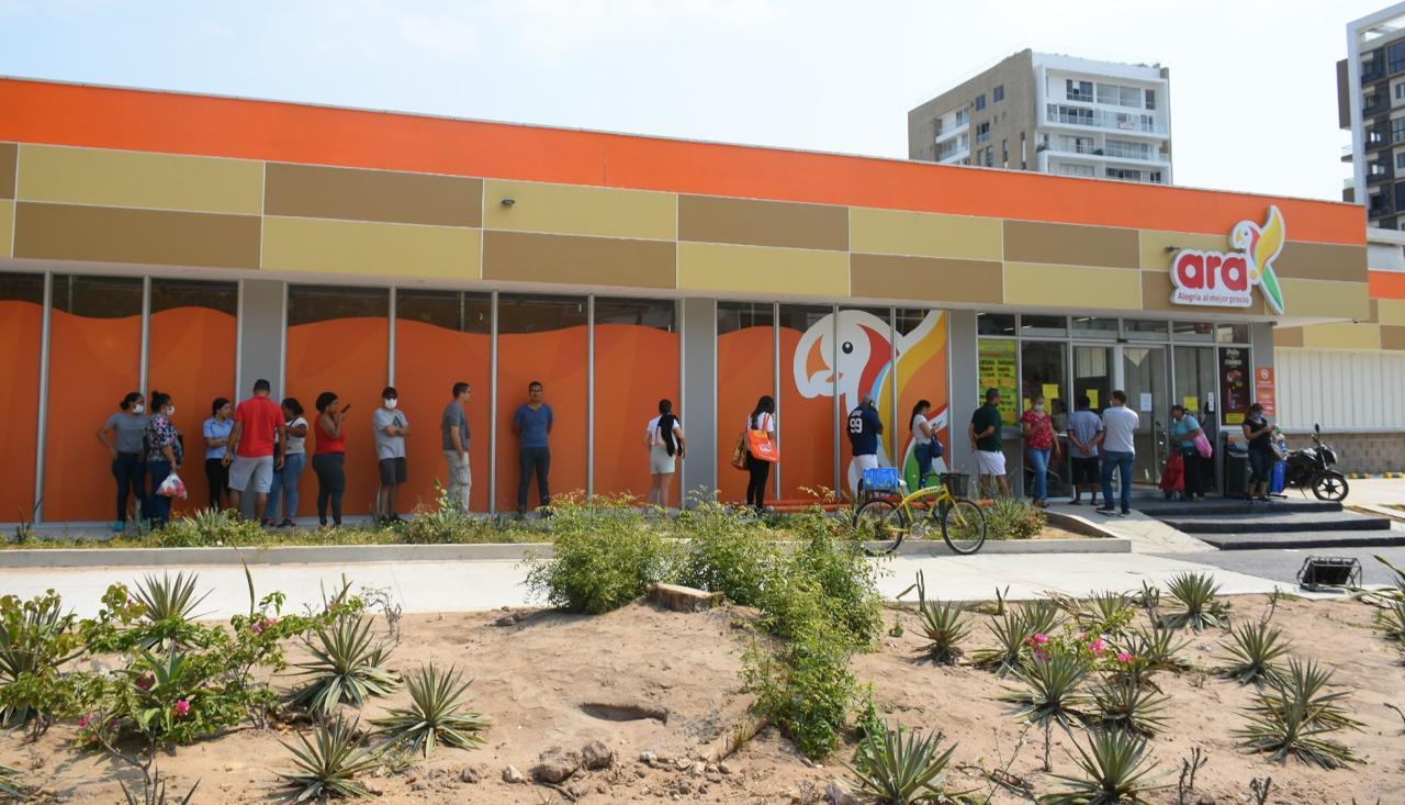 Larga fila en este supermercado de la carrera 43 con la calle 92.