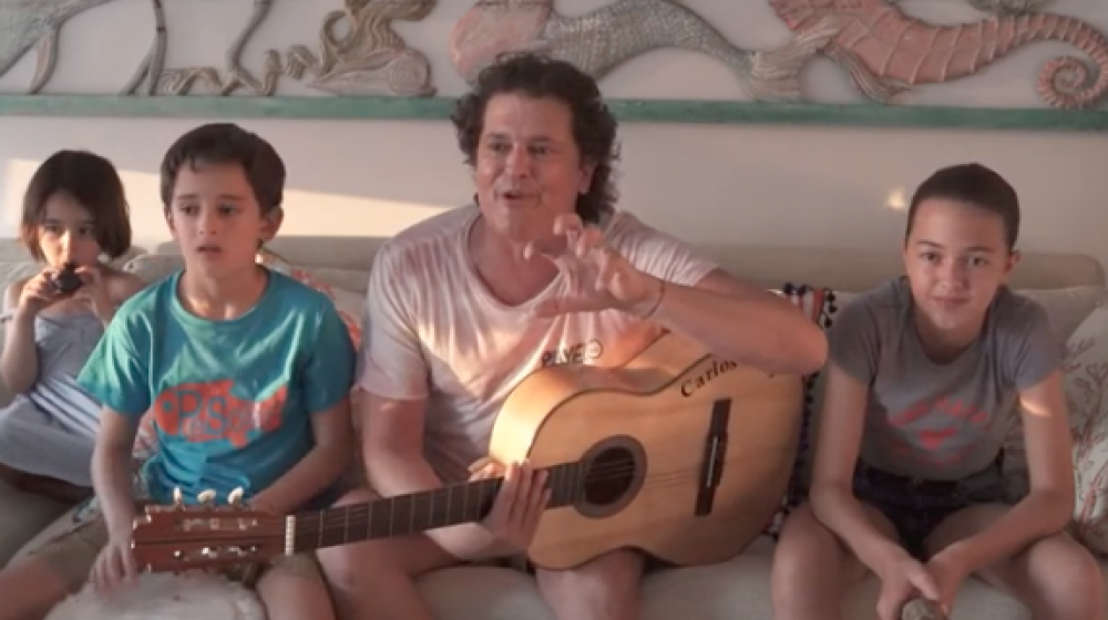 Carlos Vives, con su familia.