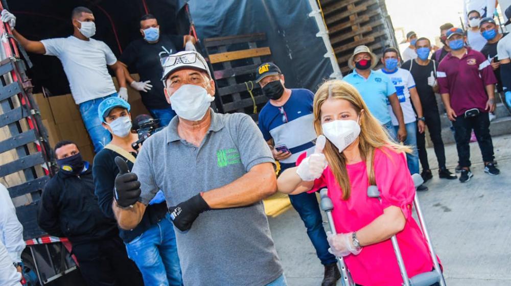 La Gobernadora Elsa Noguera con el personal a cargo de la distribución de las ayudas.