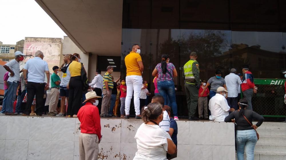 Filas en el Banco Popular.