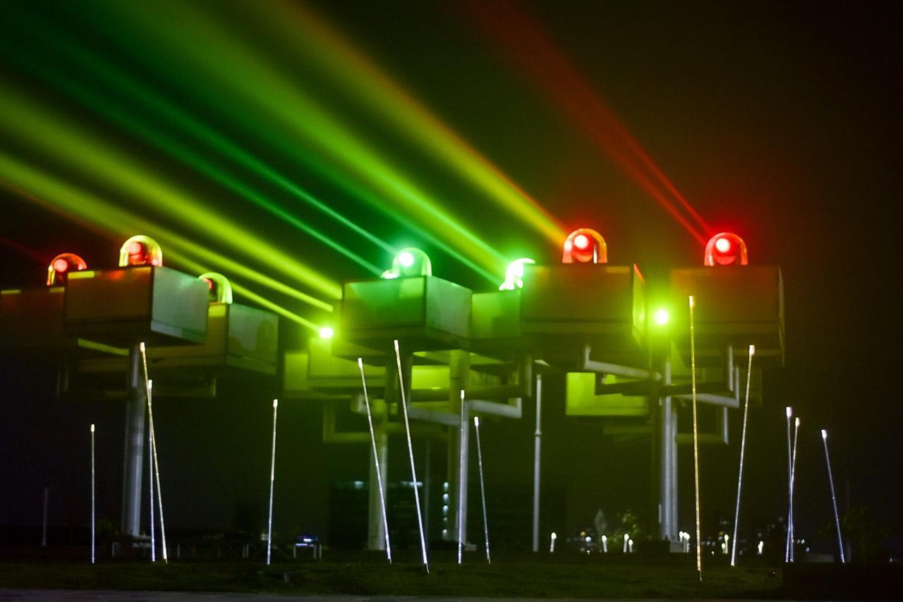 La Plaza de Luces y el Pabellón de Cristal en el Gran Malecón del Río, iluminado con los colores de la bandera de Barranquilla.