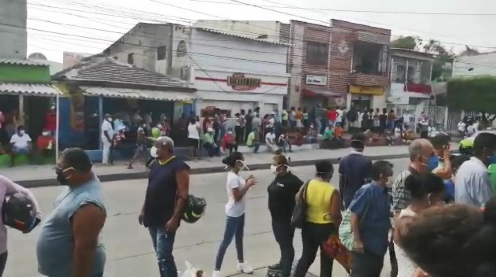 Mucha gente en la calle.