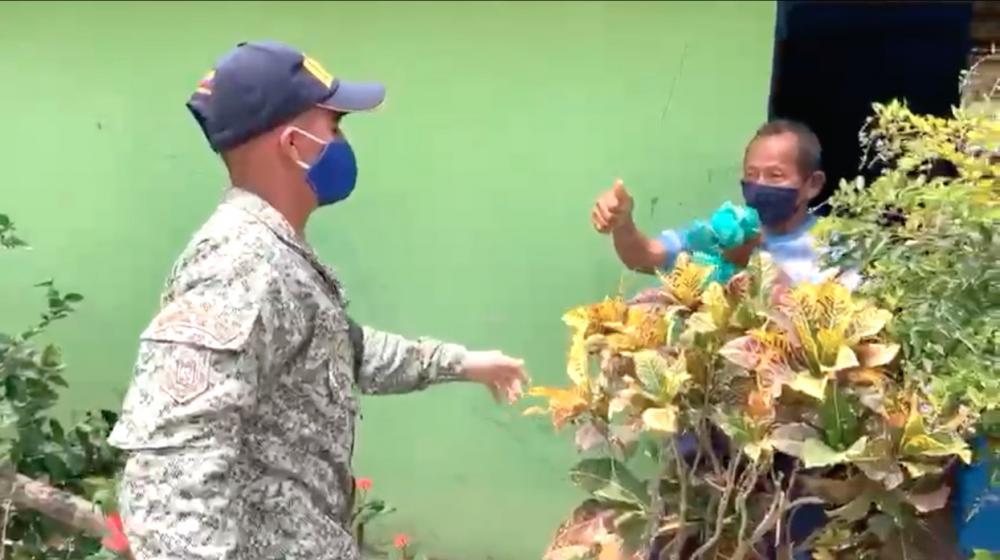 Un beneficiario agradeciendo la ayuda alimentaria.