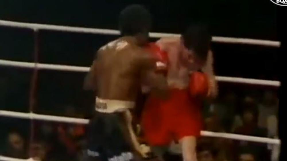 Acción de la pelea de Fidel Bassa ante Dave Mcauley.