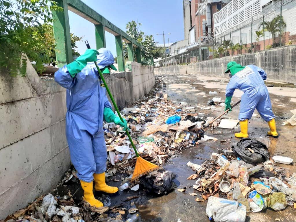 El retiro de basuras del arroyo Paraíso por operarios de la Agencia Distrital de Infraestructura.