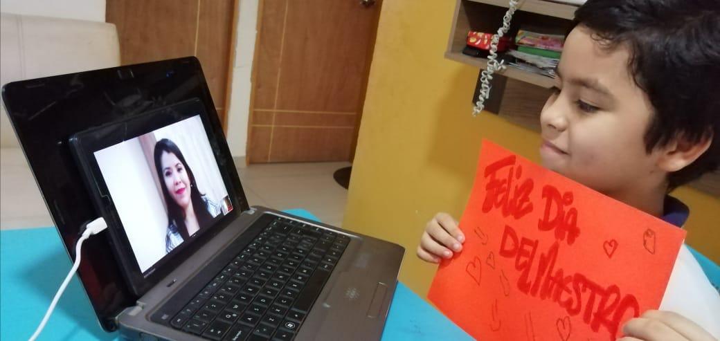 Un estudiante le envía a su maestra un saludo especial en su día.