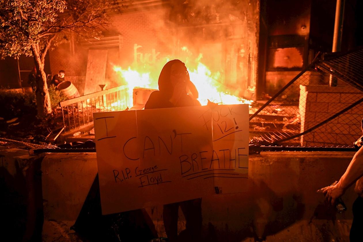 los saqueos e incendios proliferaron por la ciudad mientras miles de manifestantes se agruparon alrededor de la estación de Policía del Tercer Precinto de Mineápolis, convertida en un símbolo de la protesta por la muerte de George Floyd.