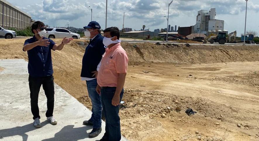 El Alcalde de Barranquilla, Jaime Pumarejo; el gerente de la ADI, Alberto Salah y el secretario de Obras Públicas, Rafael Lafont, en las fases de construcción 3 y 4 del Gran Malecón del Río.