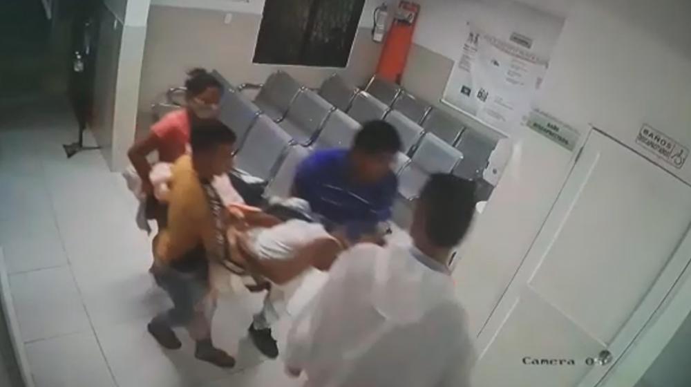 Familiares de paciente fallecida