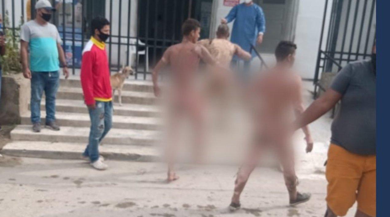 Tres heridos llegan a un centro asistencial.