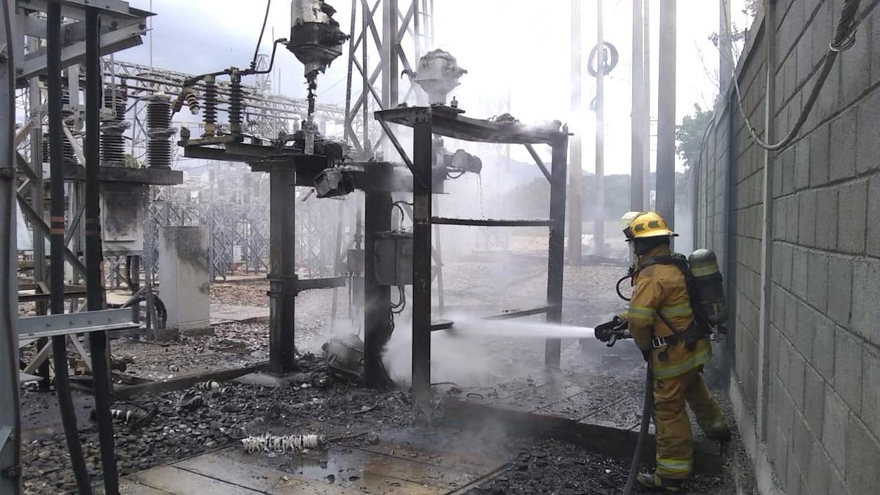 El Cuerpo de Bomberos sofocando las llamas.