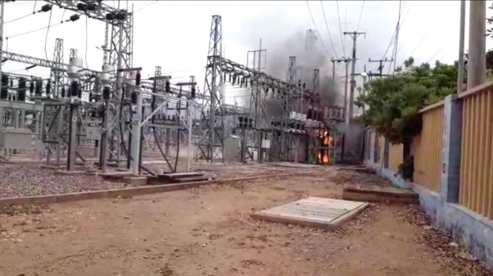 El incendio al interior de la subestación.
