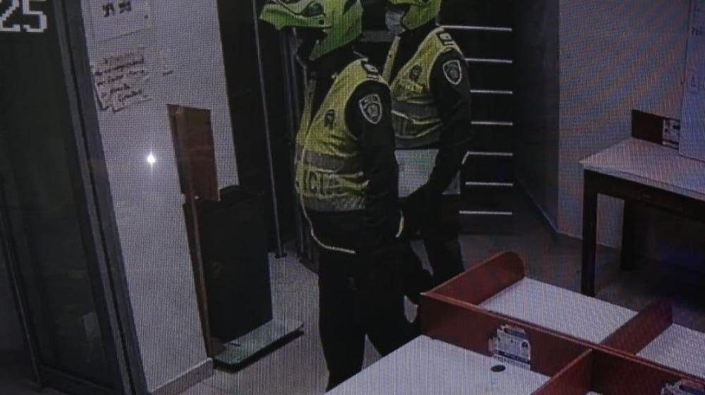 Falsos Policías ingresando al BBVA de Cervecería Águila