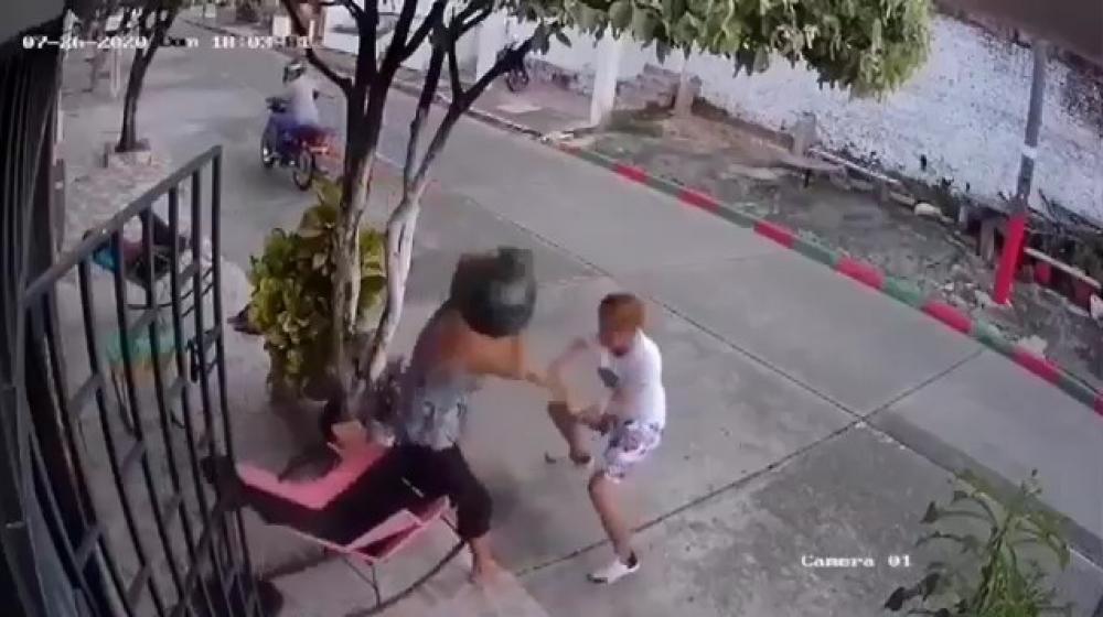 Adulta Mayor forcejeando con delincuente