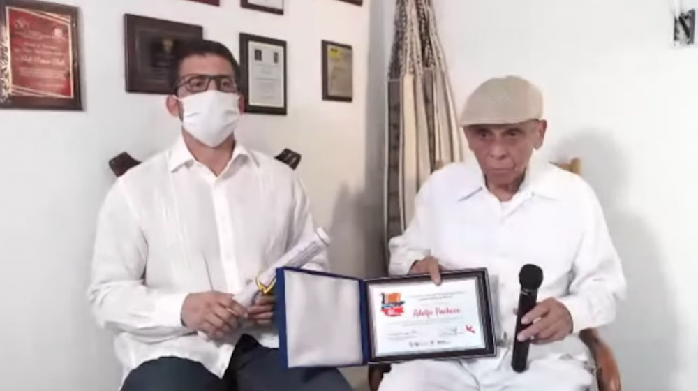 El gobernador de Bolívar entrega el reconocimiento al maestro Adolfo Pacheco.
