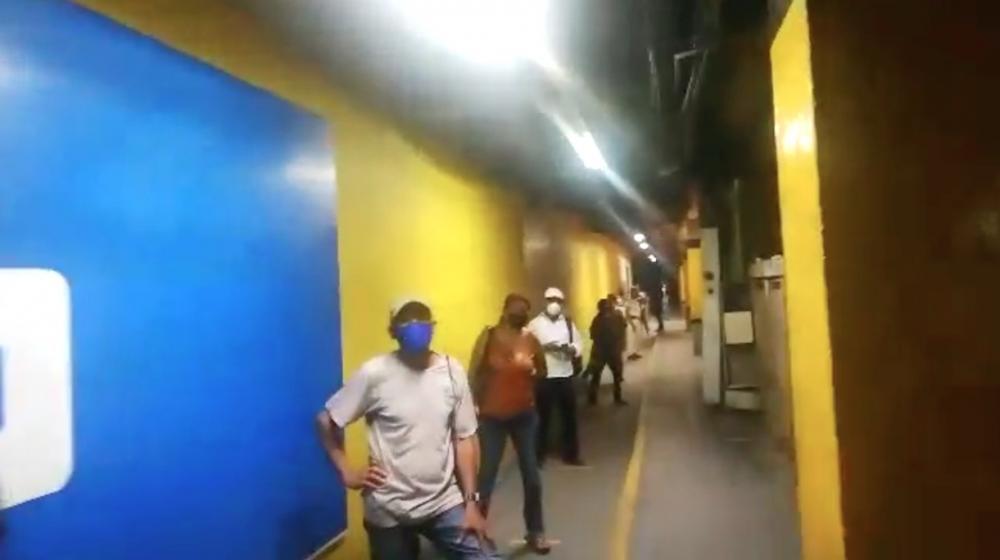 Filas en el parqueadero interno del CC Metropolitano.