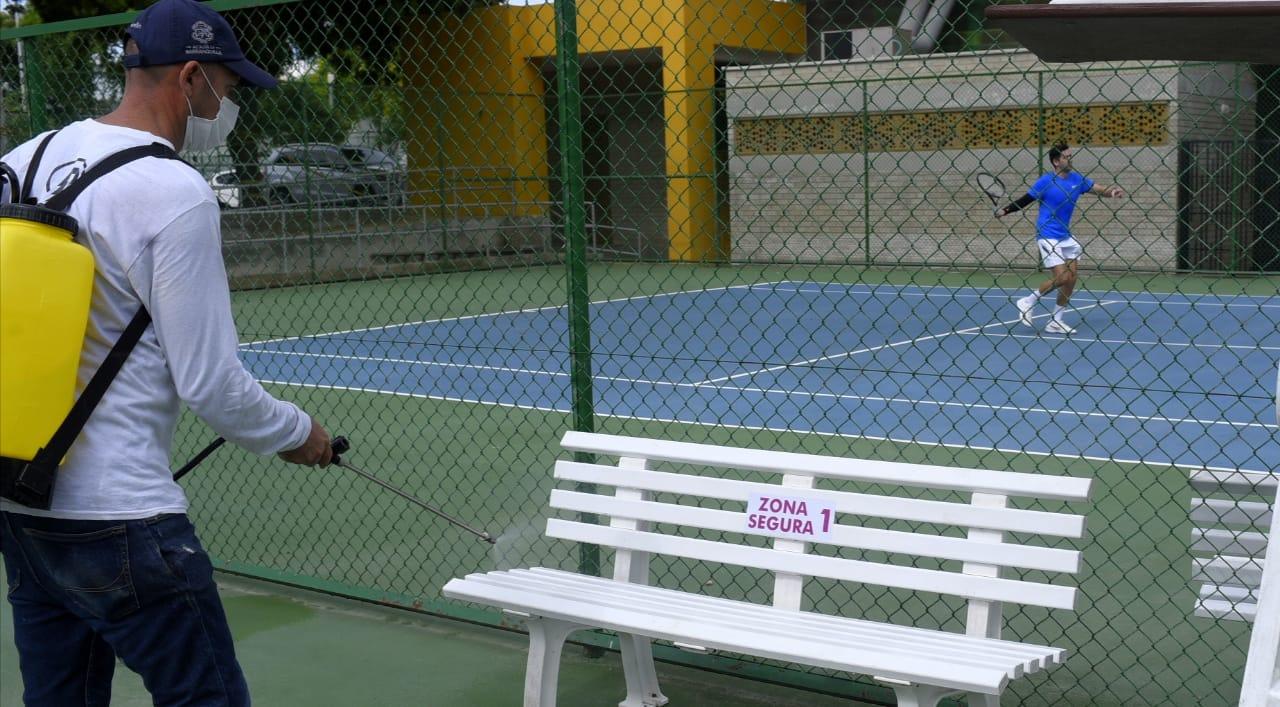 Desinfección de una cancha en el Parque de Raquetas.