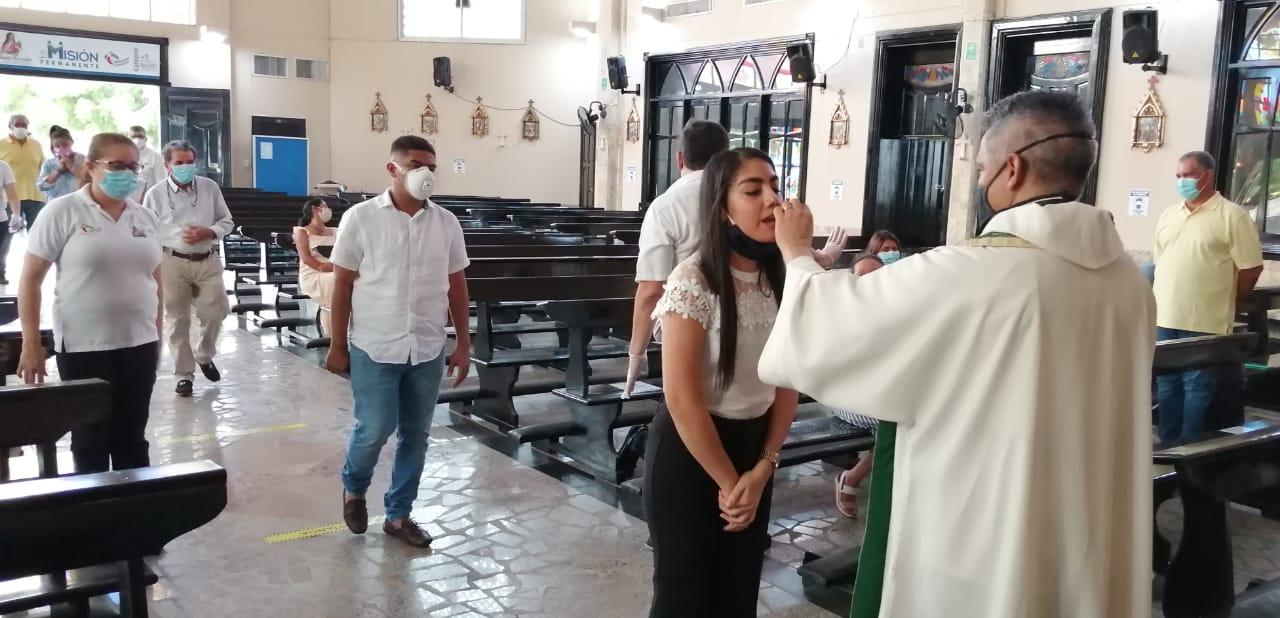 Una feligrés en la comunión en la Parroquia Santa Teresita del Niño Jesús, en el barrio Villa Santos.
