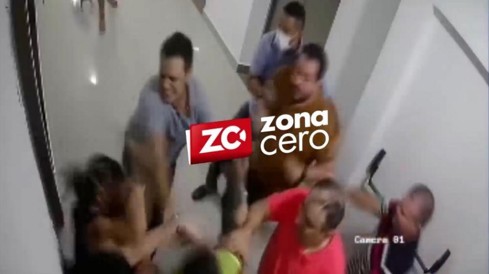Momento en el que Jalim Rebaje propina trompada a pediatra.