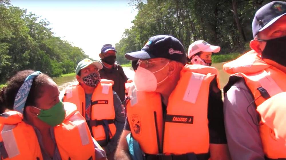 El periodista Jorge Cura recorriendo la Vía Parque Isla de Salamanca.