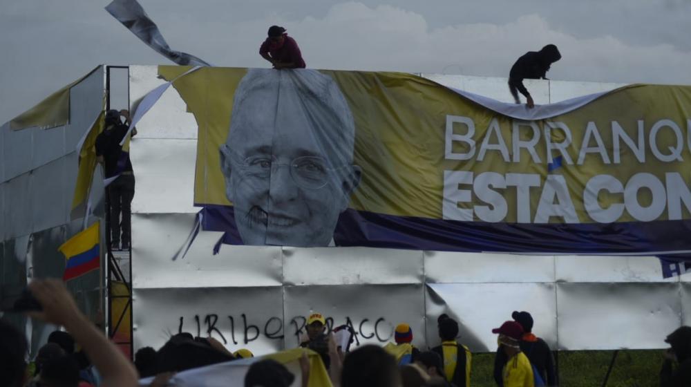 Momento en que destruyen las vallas. 