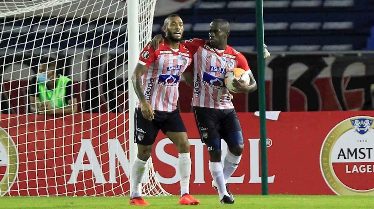 Carmelo Valencia celebrando con Freddy Hinestroza.