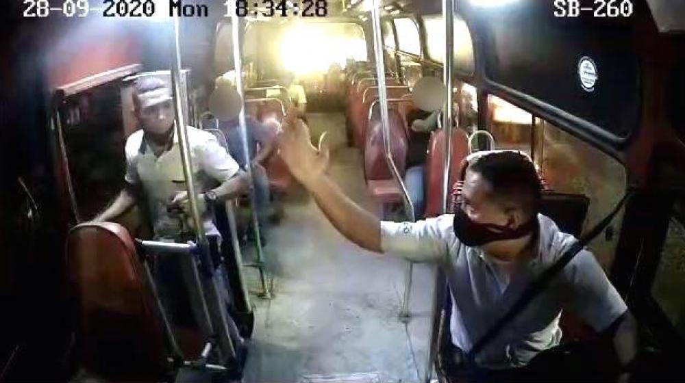 El agresivo pasajero descendiendo del bus sin el tapabocas puesto.